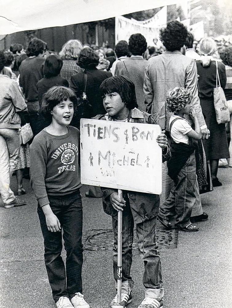 Très tôt nourri à la militance : ici tenant une pancarte réclamant la libération de l'avocat Michel Graindorge, en 1979.
