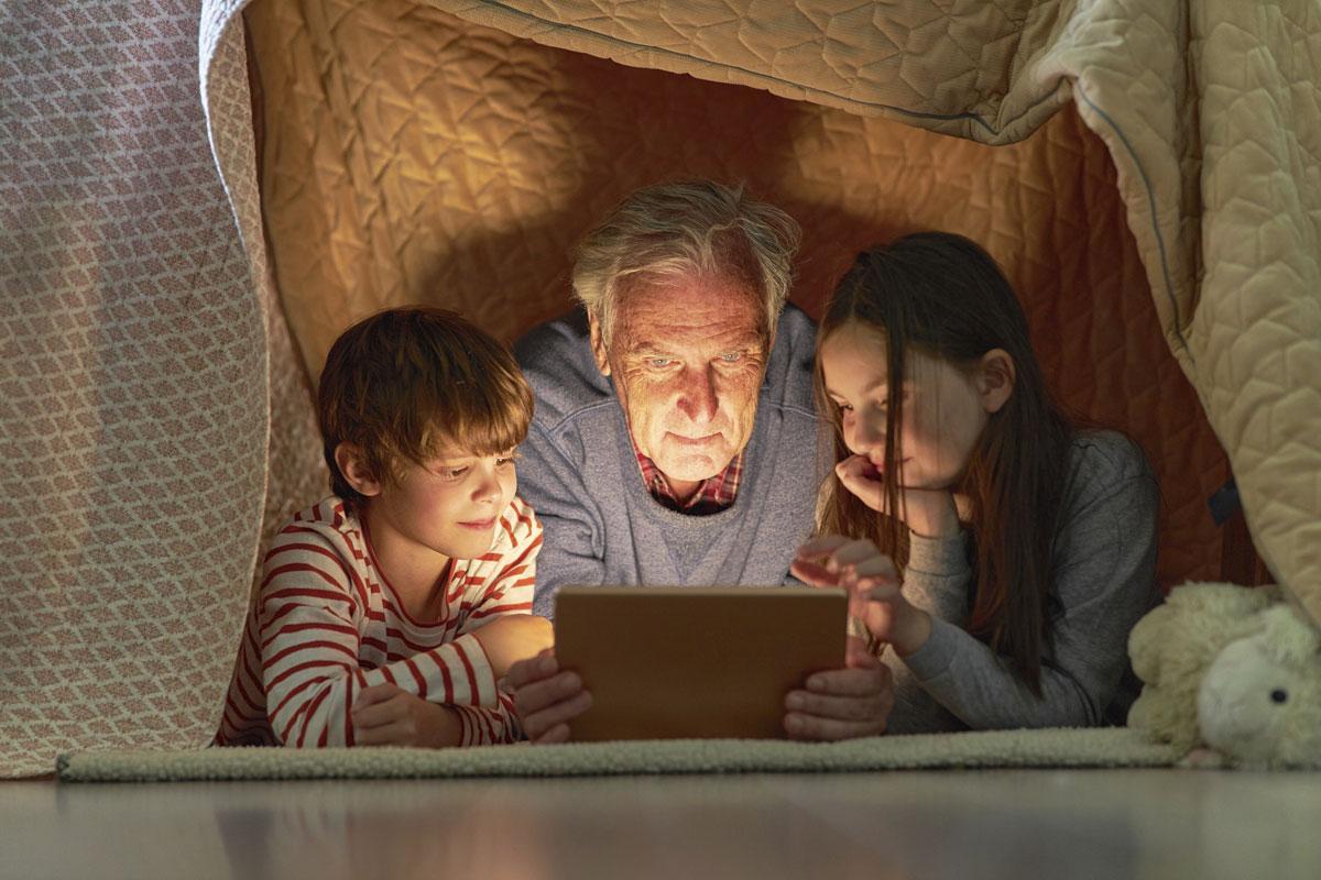 Seule, en couple ou avec ses enfants, la communication de la personne âgée passe de plus en plus par le Web.