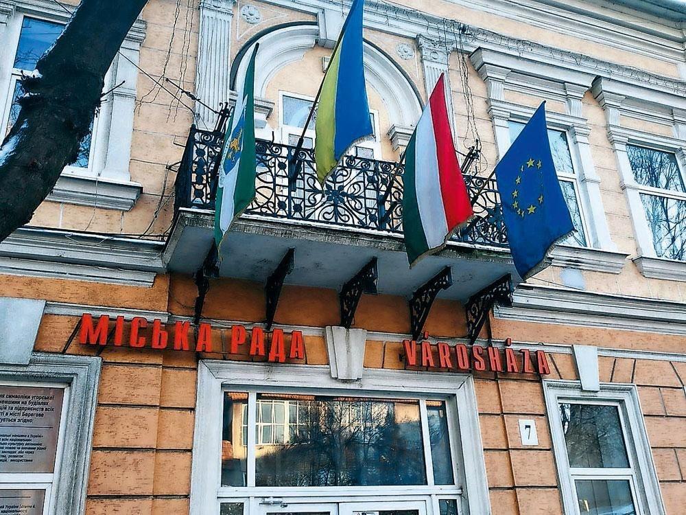 A Berehove, dans l'ouest de l'Ukraine, l'administration locale n'hésite pas à afficher la langue et le drapeau hongrois sur la façade de la mairie.