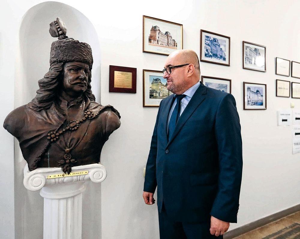 Député au Parlement de Kiev et proche du régime de Budapest, Laszlo Brenzovics (en haut) se pose en défenseur de la minorité hongroise en Ukraine. Simple opération de communication pour l'ultranationaliste Marton Gyongyosi (en bas).