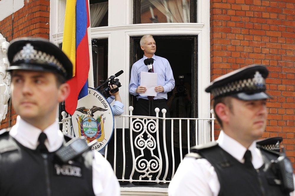 Julian Assange à son arrivée à l'ambassade équatorienne, en août 2012