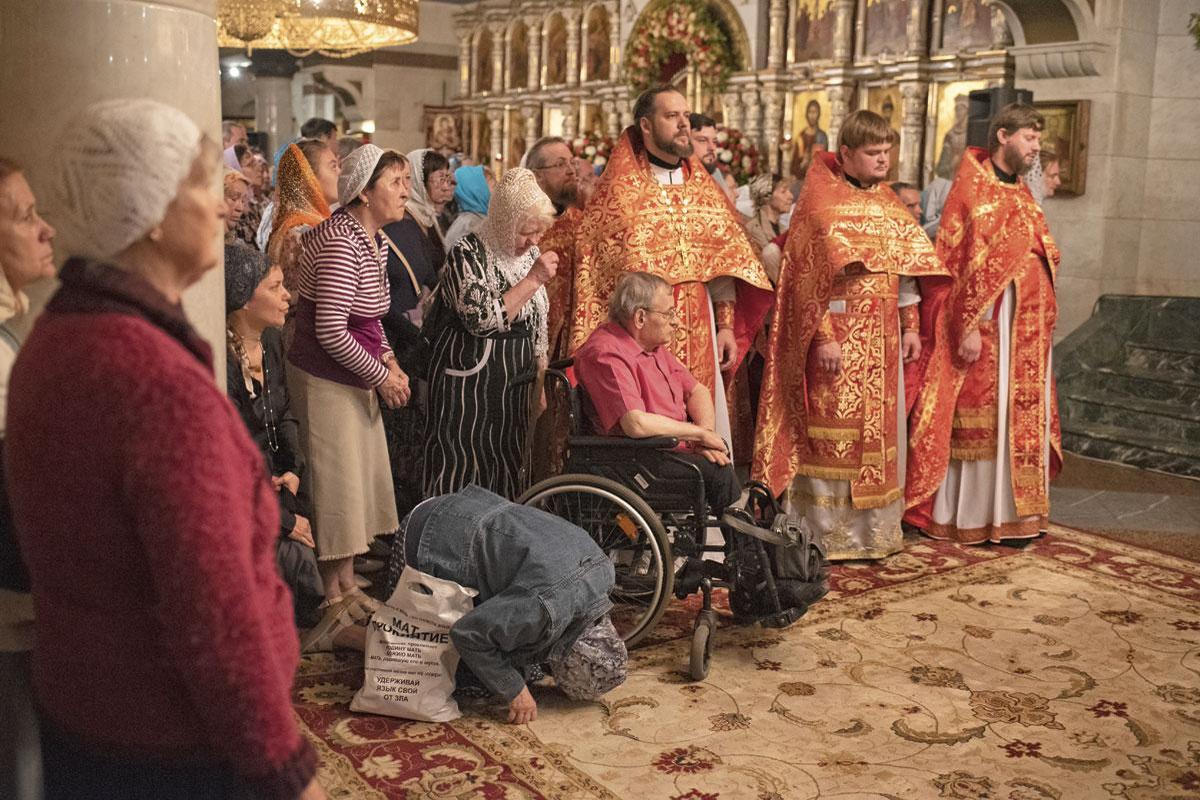 La procession est longue et fatigante pour les centaines de pèlerins qui ont pu atteindre la crypte de l'église de Tous-les-Saints d'Ekaterinbourg. Le service divin a lieu dans la salle du Tsar, lieu où il a été assassiné avec sa famille.