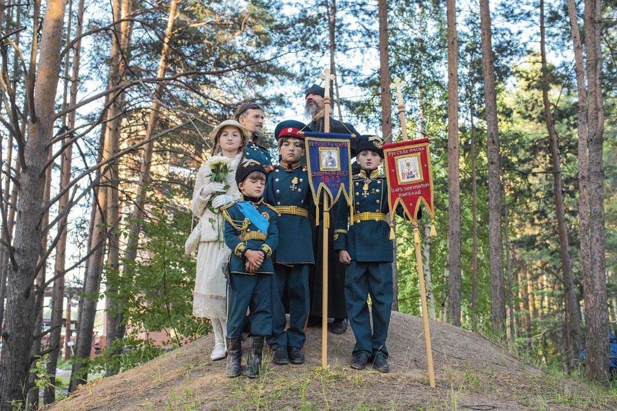 A Apalayevsk, à 150 kilomètres d'Ekaterinbourg, où d'autres membres des Romanov furent assassinés,  des tsaristes en tenue impériale accueillent les pèlerins au monastère.