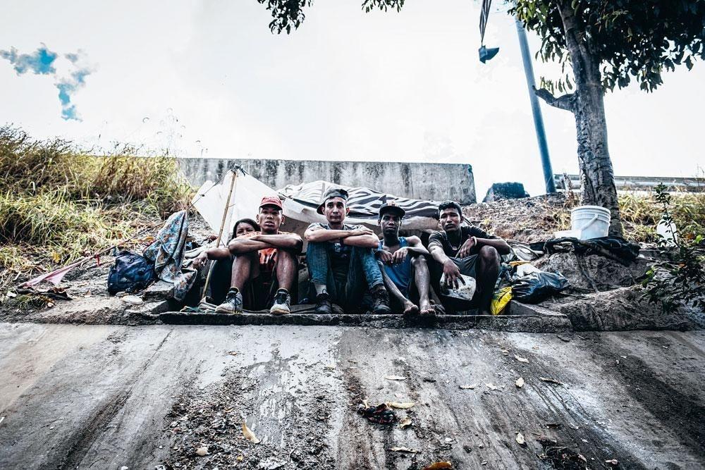 Un groupe de jeunes chercheurs d'or vivant au bord du fleuve dans des conditions très difficiles. Juste derrière eux, la grande voie rapide de la capitale. Caracas est devenue une des villes les plus dangereuses du monde, le nombre d'assassinats explose, et vivre dehors comporte énormément de risques.