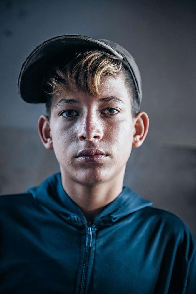 Oliver Espana, 16 ans, est chercheur d'or depuis environ deux ans, depuis qu'il a perdu son père. Il gagne environ 40 000 bolivars par jour, l'équivalent de quelques euros.