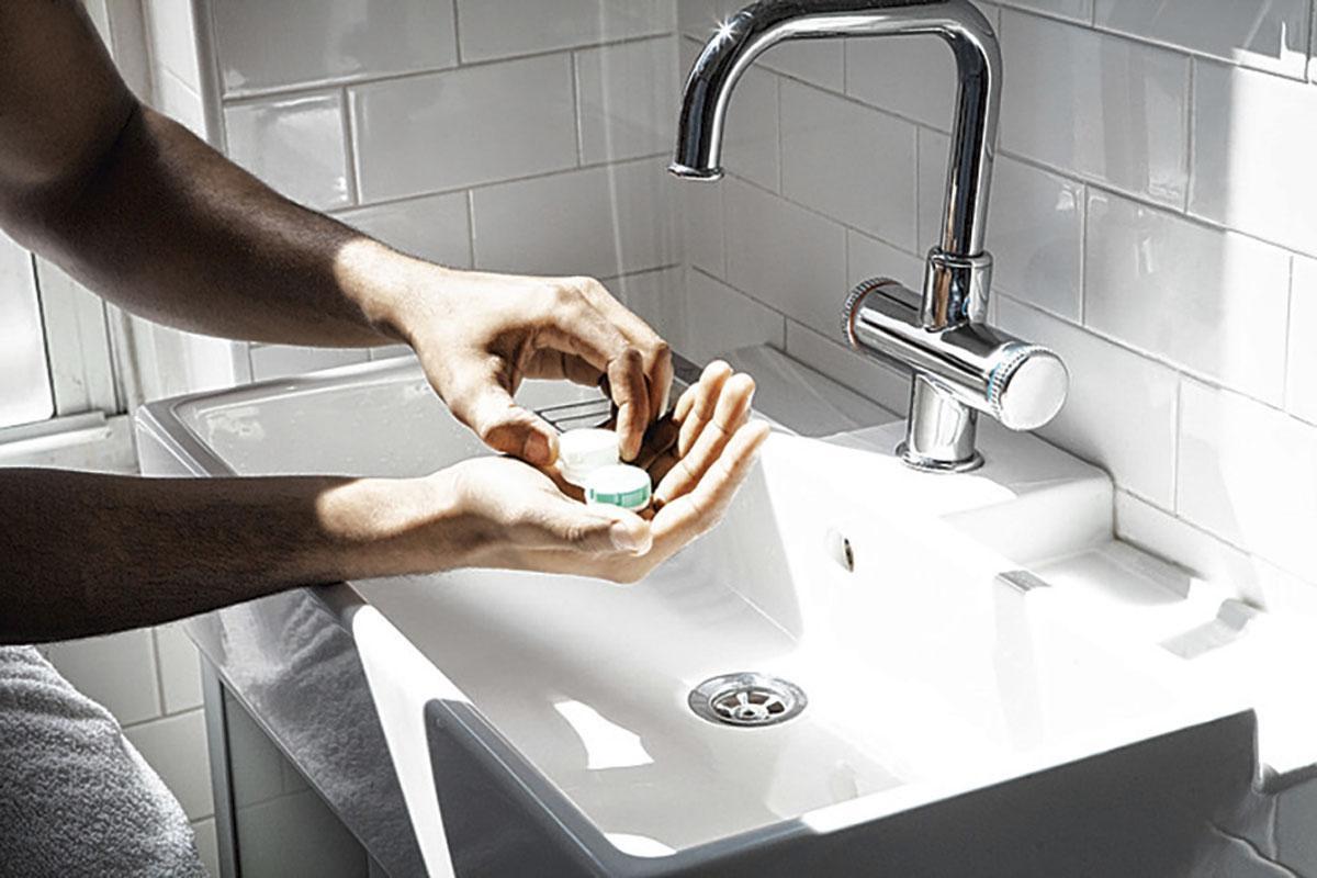 N'utilisez jamais l'eau du robinet pour conserver vos lentilles. Idéalement, pensez aussi à retirer celles-ci pour prendre une douche ou vous baigner.