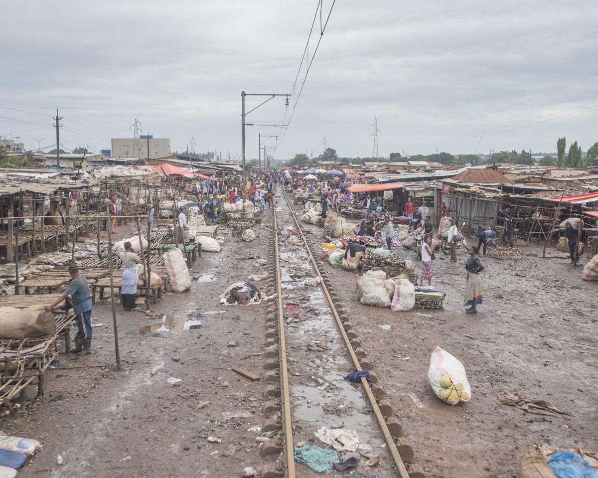 Le rail, autrefois principal moyen de déplacement, est devenu secondaire au Katanga. Sortir de Lubumbashi, qui compte plus de deux millions d'habitants, se fait quasiment au pas.