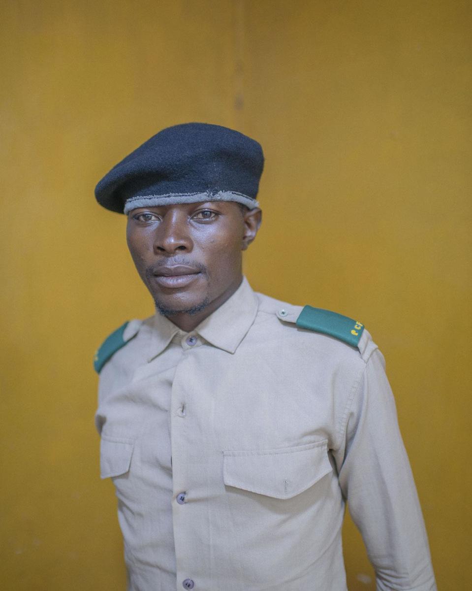 Kabongo, agent de police ferroviaire de Kamina. La SNCC emploie aujourd'hui plus de 14 000 personnes, dont la moyenne d'âge est de 60 ans. Plus de 2 000 cheminots attendent leur prime de départ à la retraite.
