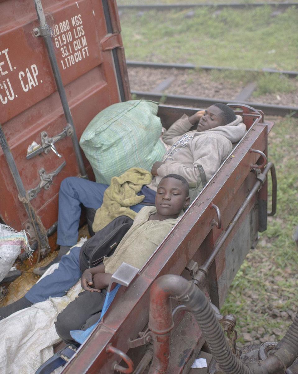 Gaby, 21 ans, et Freddy, 13 ans, tentent de rejoindre Lubumbashi à l'arrière d'un wagon de marchandises. L'arrêt des trains voyageurs a fait exploser le nombre de passagers clandestins sur les rails