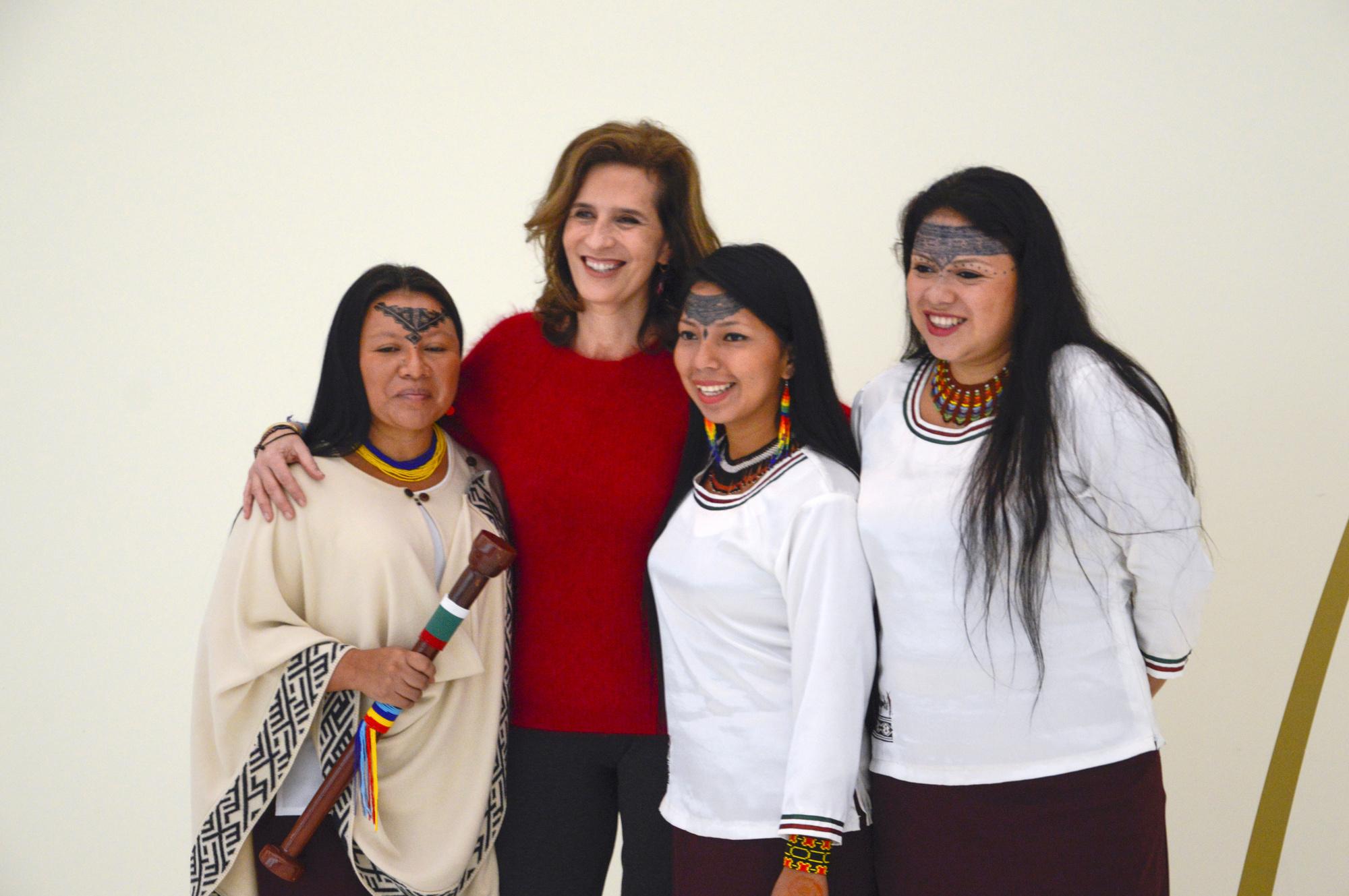 Emeralda de Belgique, avec une délégation de femmes autochtones de la communauté de Sarayaku, en Equateur.