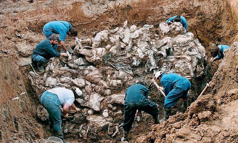 Vladimir Poutine a refusé de qualifier de génocide le massacre de 8 000 musulmans par les forces serbes en 1995 (ici, les corps décomposés des victimes).