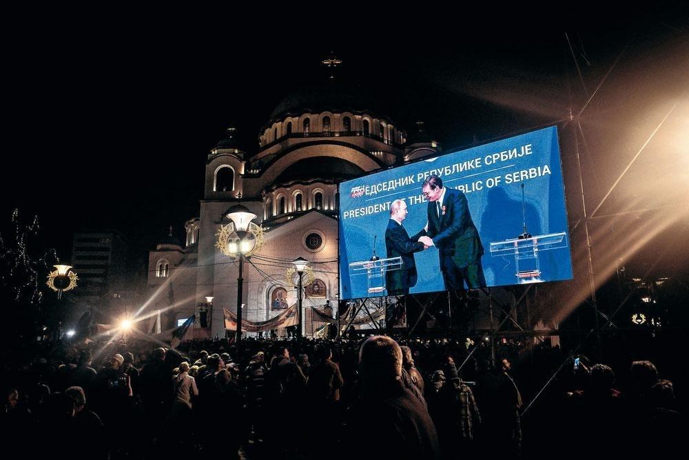Vladimir Poutine devant la cathédrale Saint-Sava, en janvier dernier, avec son homologue serbe, Aleksandar Vucic.