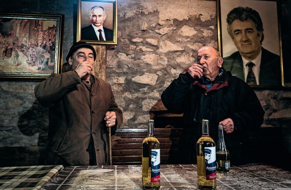 Un village serbe, Putinovo, porte le nom du grand frère Vladimir dont le portrait domine le pub local.