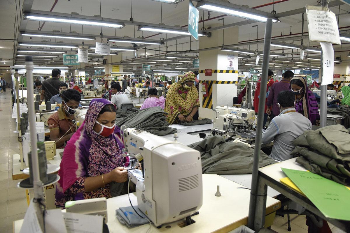 Pour BHL, il faut promouvoir une solidarité pensée pour évaluer, par exemple, le coût pour le Bangladesh de l'arrêt de l'importation de chemises par l'Europe.