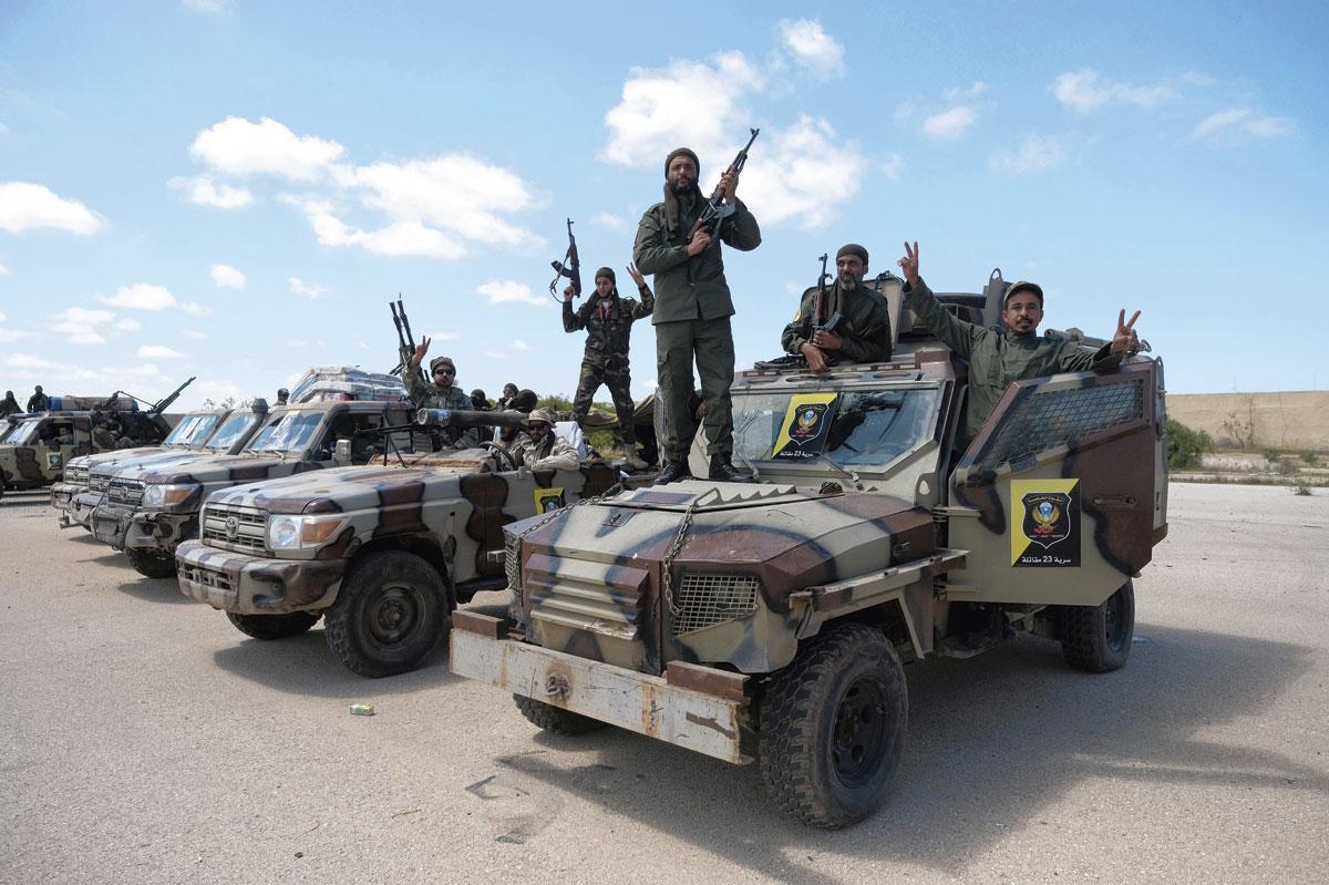 Le général Haftar, qui règne sur l'est de la Libye et a lancé il y a un an une offensive militaire contre le gouvernement d'accord national établi à Tripoli, a besoin des mercenaires étrangers pour l'effort militaire et la défense des puits de pétrole.