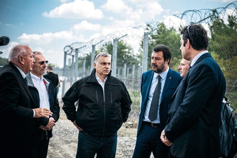 Le Premier ministre hongrois Victor Orban et le ministre de l'Intérieur italien Matteo Salvini se retrouvent le long de la frontière serbo-hongroise, le 2 mai.