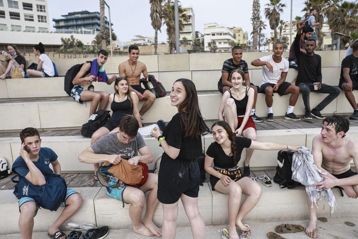 Depuis le 19 avril, Israël autorise la libre circulation sans masque. Les jeunes retrouvent ainsi le plaisir des réunions (comme ici, à Tel-Aviv) en plein air et à visage découvert.