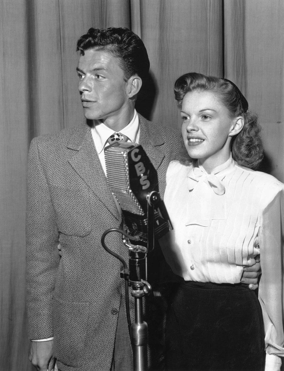 Unfollow The Rules et ses grandeurs orchestrales renvoient à Frank Sinatra et Judy Garland (ici au studio CBS, en 1944).