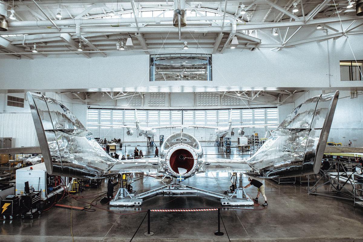 Lui aussi dans la course du vol spatial touristique: l'avion suborbital Spaceship 2 de Virgin Galactic, société de sir Richard Branson.