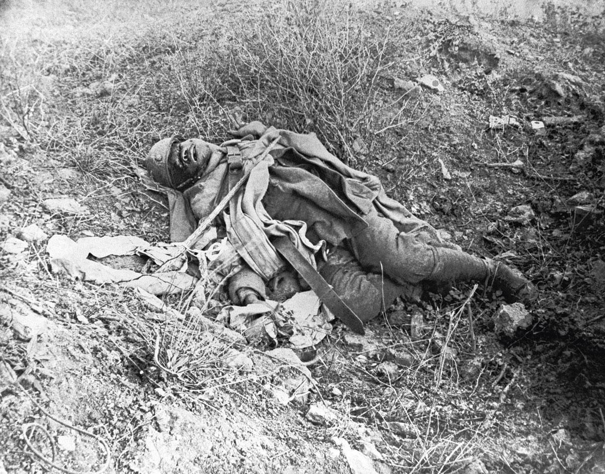 Cadavre d'un tirailleur sénégalais du 67ème Régiment d'Haumont, près de Verdun, en France.