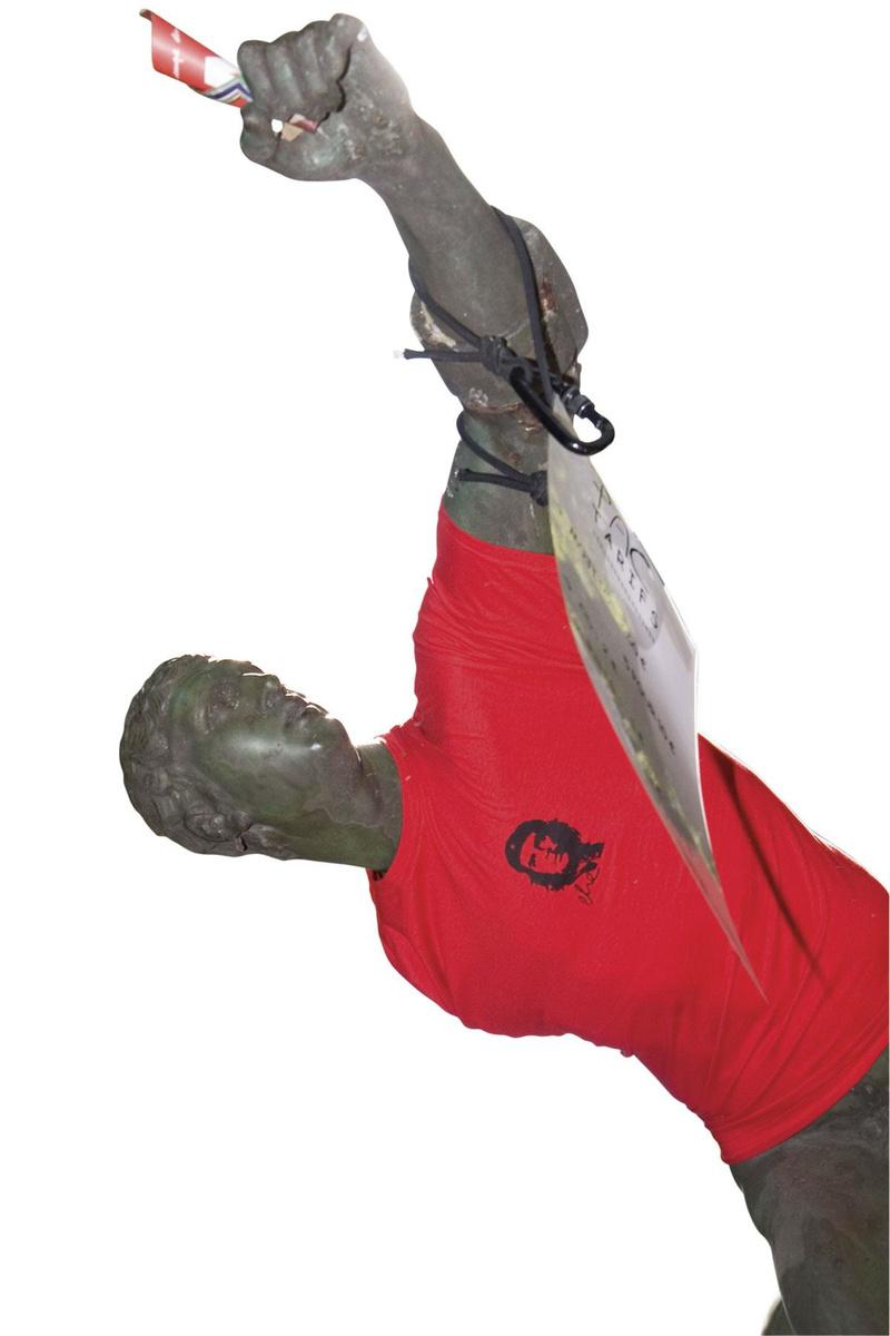 Le 1er mai 2020, dans le parc d'Avroy, des militants de gauche ont affublé une statue d'un tee-shirt à l'effigie de Che Guevarra et mis un carton rouge à la main... Besoin de renouveau?