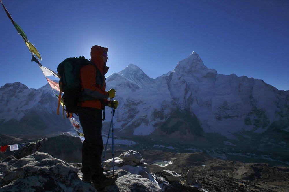 Un randonneur au pied du Mont Everest