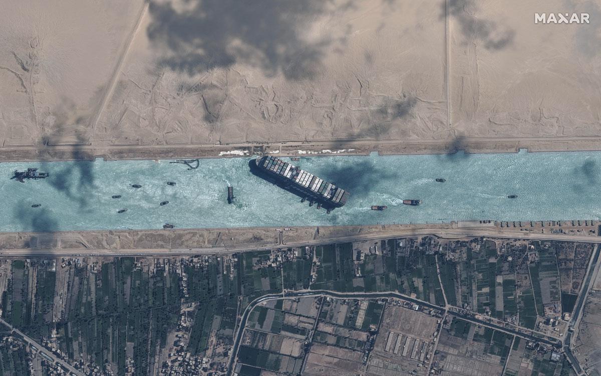 L'immense porte-conteneurs Ever Given bloquant le canal de Suez. 
