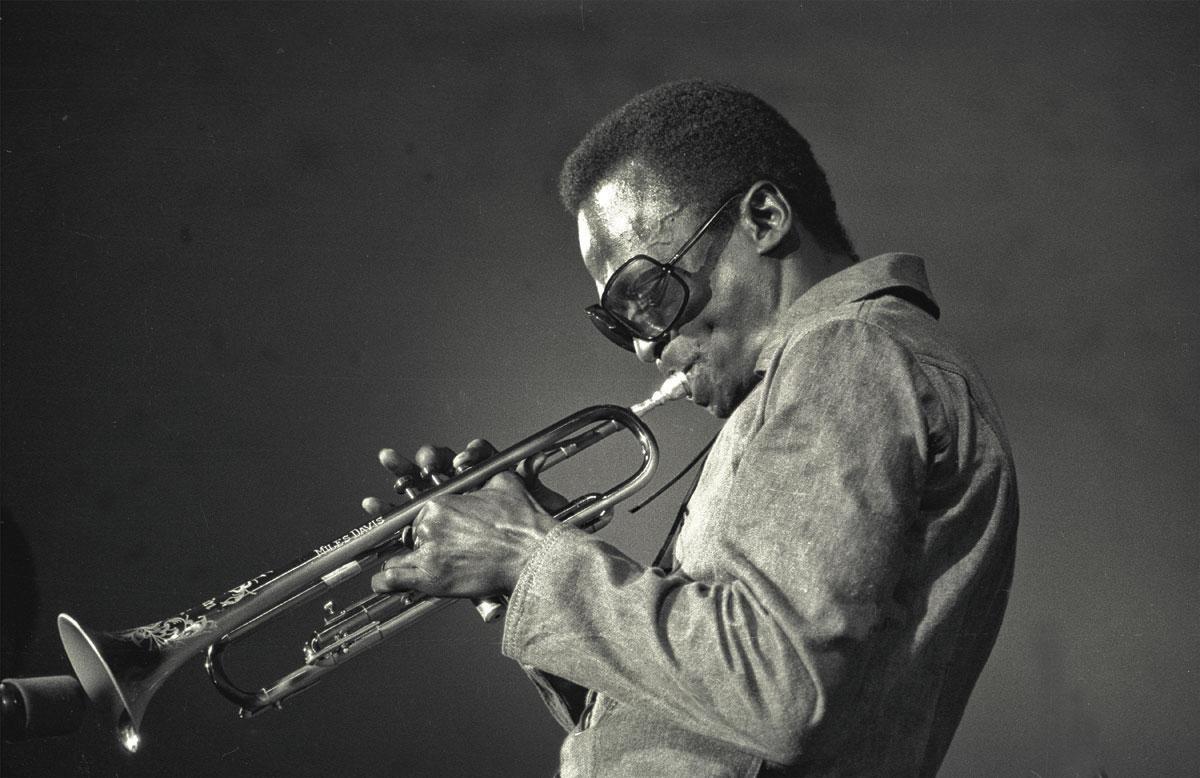 Pour les rappeurs, les jazzmen historiques, dont Miles Davis, incarnent une forme de résistance à l'arrogance blanche et au racisme.