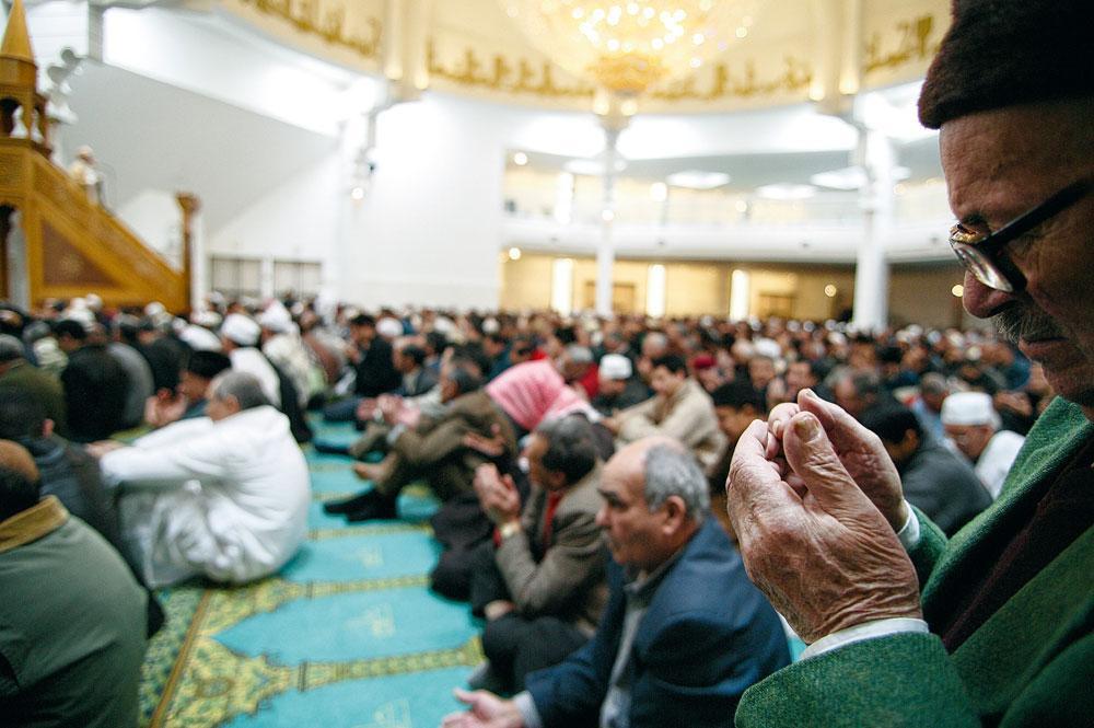 Pour éviter la mainmise étrangère, Hakim El Karoui propose de financer l'islam national en prélevant des taxes sur les activités de la communauté, la certification halal, l'organisation du pélerinage à La Mecque ou les dons des fidèles.