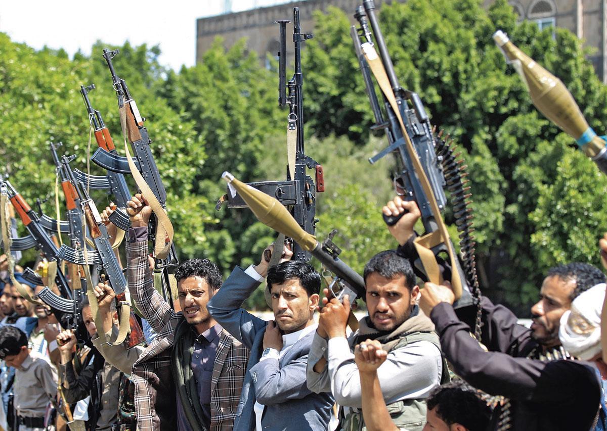 Les rebelles houtis brandissent leurs armes pour marquer leur soutien au mouvement contre les troupes gouvernementales soutenues par l'Arabie saoudite.