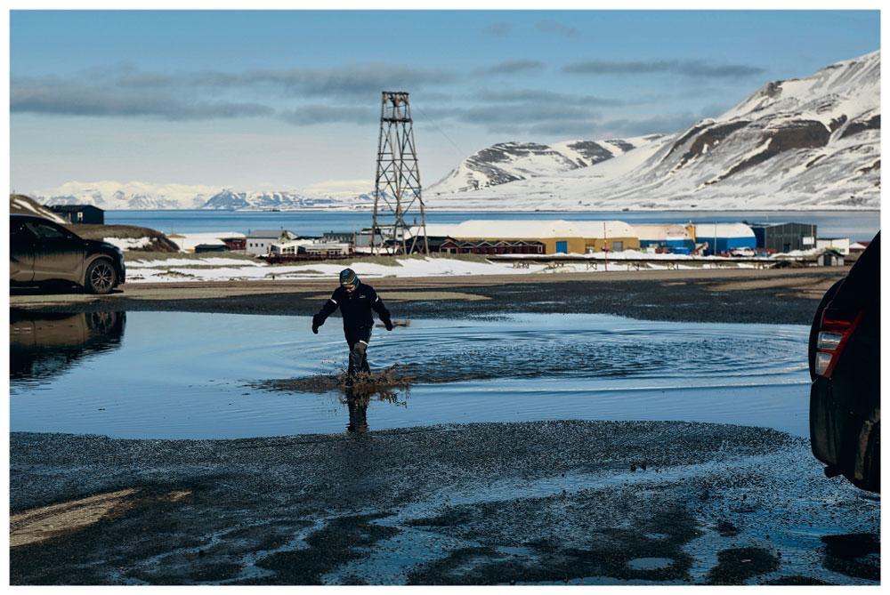 A Longyearbyen, les flaques d'eau grandissent à vue d'oeil. L'inquiétude gagne peu à peu les villageois.