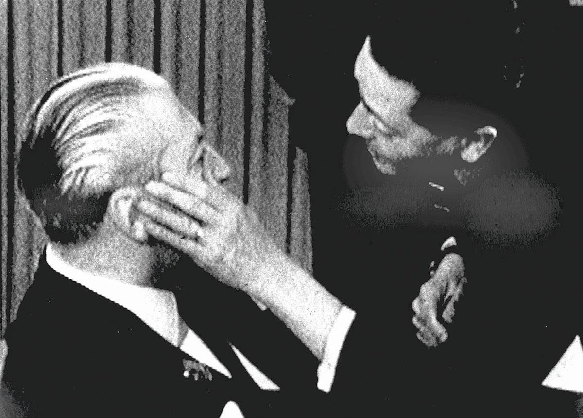 Un médecin ausculte le chancelier allemand Kurt Georg Kiesinger après la gifle infligée par Beate Klarsfeld lors du congrès de la CDU de 1968.