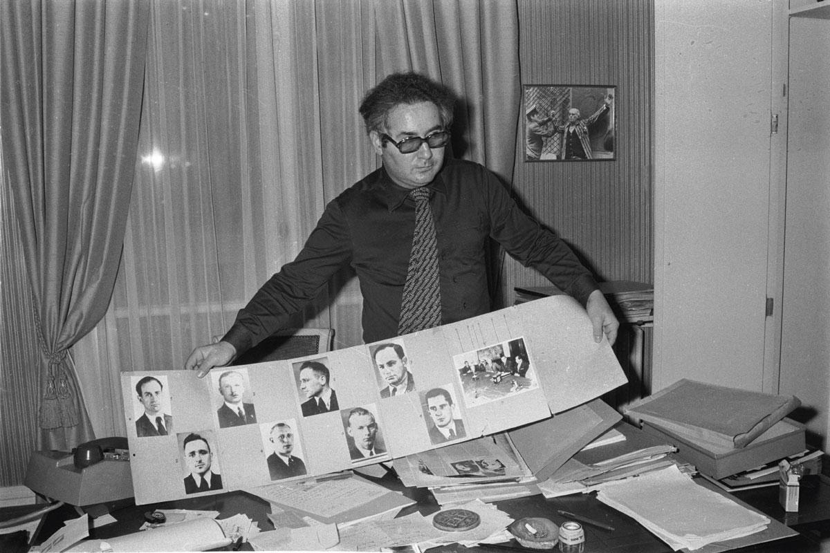 En février 1983, Serge Klarsfeld montre les photos relatives au dossier Klaus Barbie, l'ancien chef de la Gestapo de Lyon, que le couple réussira, la même année, à faire condamner.