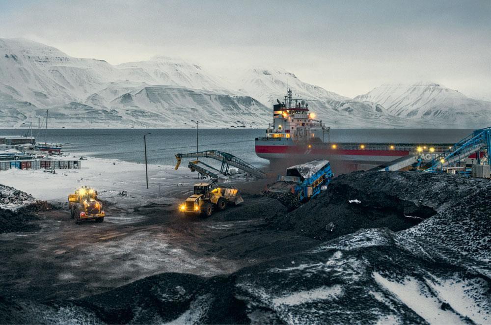 Longyearbyen est une ancienne cité minière, connue pour ses réserves de charbon. Ici, des camions approvisionnent un paquebot. Or, l'exploitation du combustible est responsable de 30 % des émissions mondiales de CO2. Face aux critiques et à la faible rentabilité de l'industrie, le Svalbard a fermé la plupart des mines.