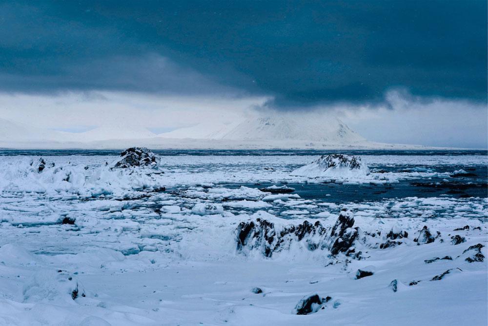 La base scientifique d'Hornsund se trouve au sud-ouest de l'archipel du Spitzberg, en plein coeur d'une zone protégée. Son équilibre fragile est en danger. La banquise de l'Arctique a perdu une surface équivalente à la superficie de l'Afrique du Sud depuis 1981.