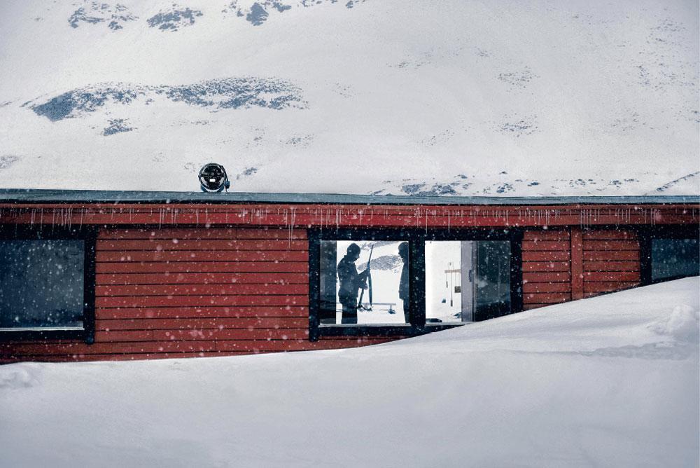 Raphaël est guide. Il se rend régulièrement au champ de tir pour apprendre aux visiteurs à tirer. Car au Svalbard, il est interdit de sortir de la ville sans fusil. Les villageois doivent s'armer face à la menace des ours polaires, qui migrent à la recherche de nouveaux territoires.