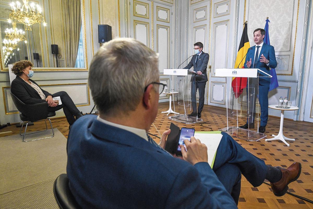 Alexander De Croo et Pierre-Yves Dermagne sous le regard attentif de Pieter Timmermans, en mars dernier. Des ministres fédéraux sous surveillance patronale?