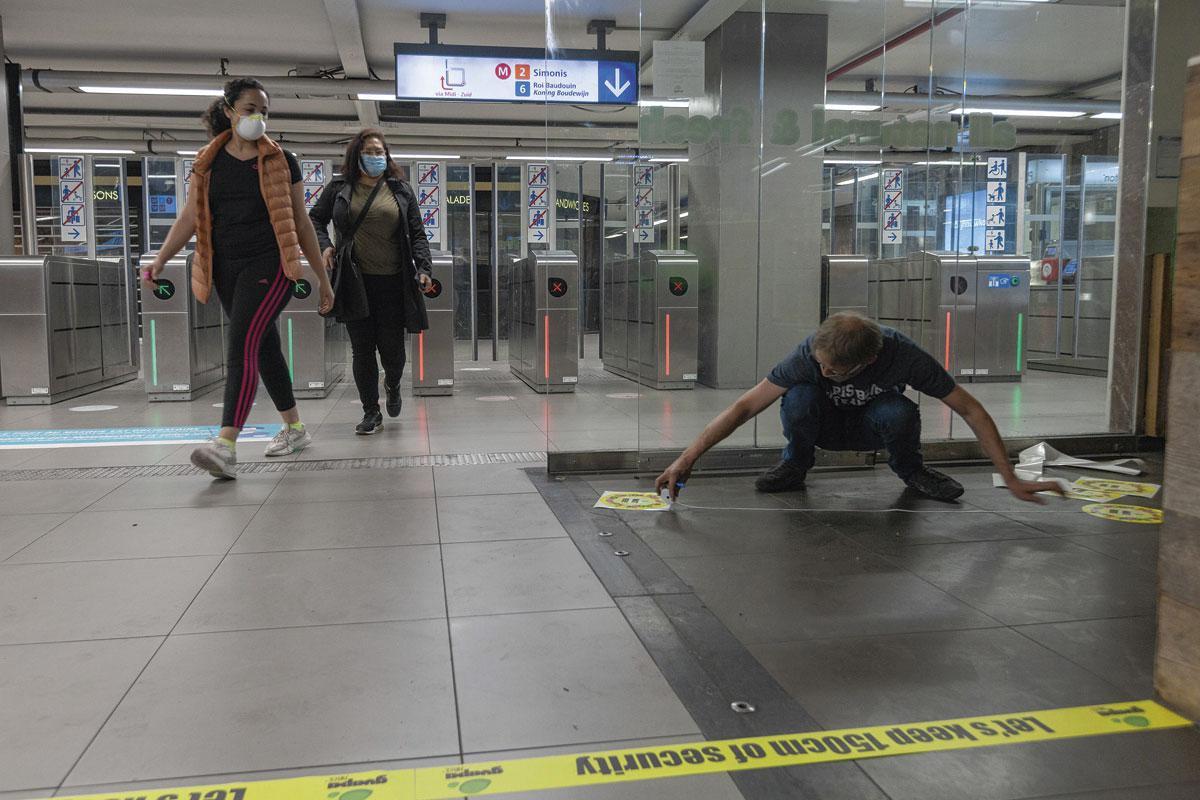 La distanciation sociale demandée (comme ici dans le métro bruxellois) n'empêche pas des bus et trams parfois bondés. A leur vue, 