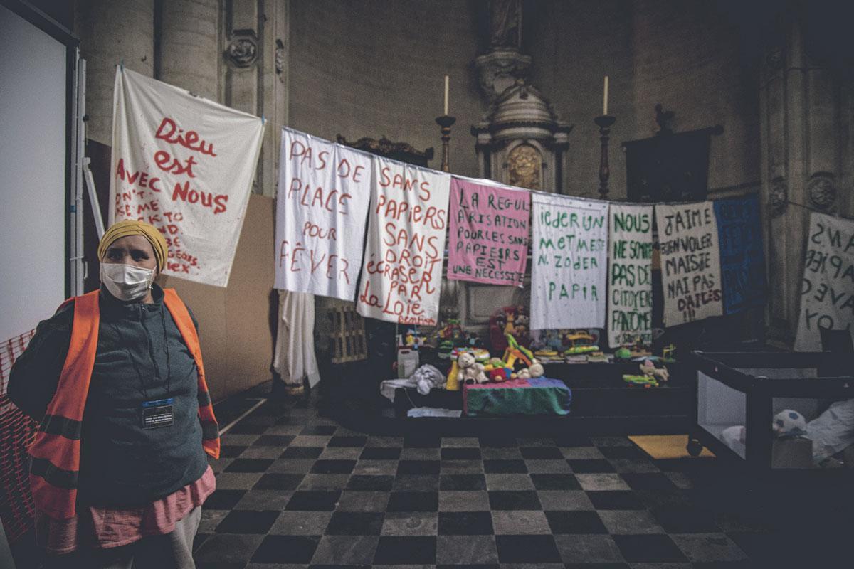 Les sans-papiers occupent l'église du Béguinage, à Bruxelles, pour réclamer leur régularisation.