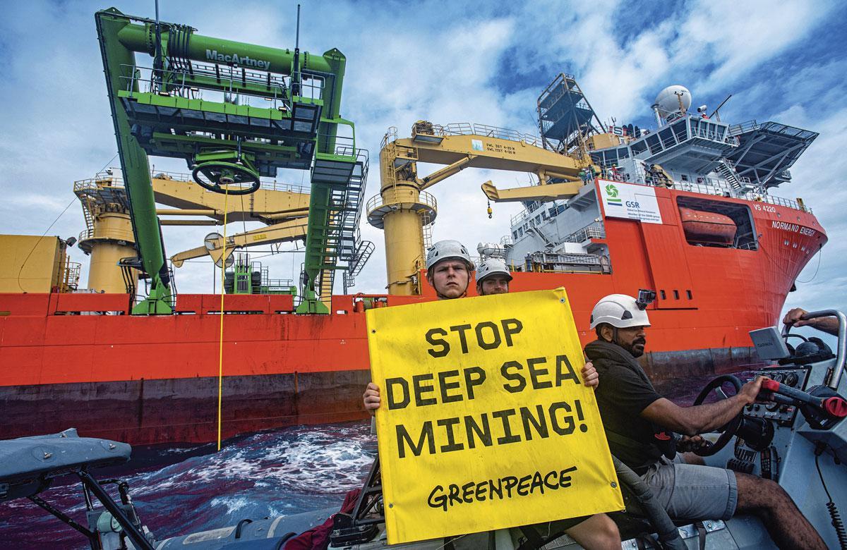 Des militants de Greenpeace protestent contre Deme-GSR en plein Pacifique.