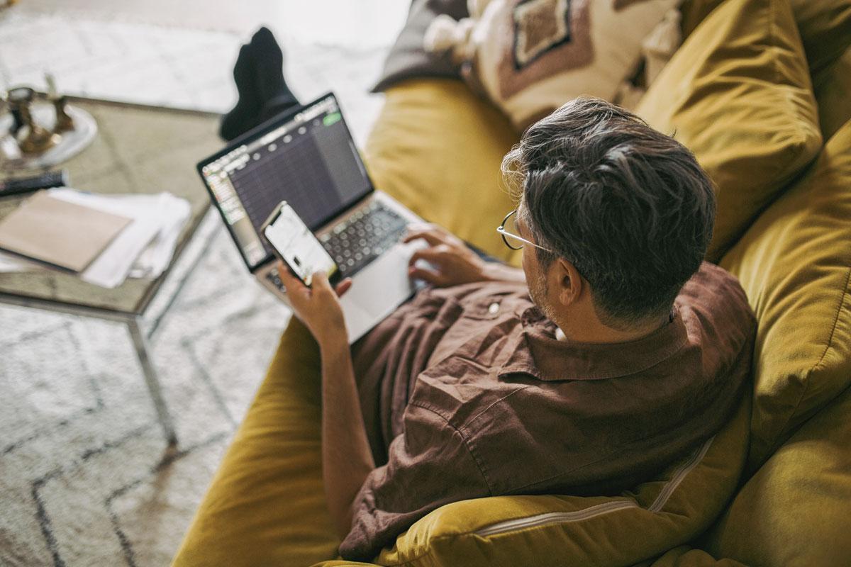 A force d'accumuler les temps de travail et de loisirs sur les écrans, on risque de ne pas retrouver une autonomie pour soi-même, met en garde Alexandre Lacroix.
