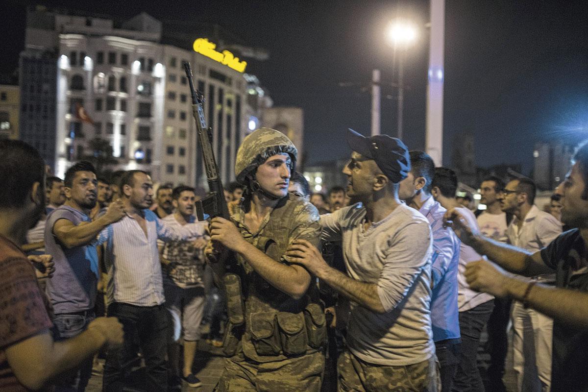 Des militaires putschistes exfiltrés par la police à Istanbul, alors que la population s'en prend à eux après le coup d'Etat manqué de 2016.