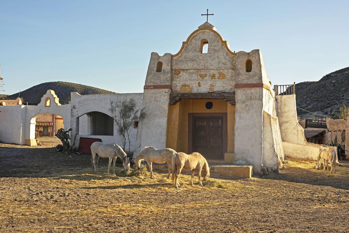 Le pueblo mexicain de Fort Bravo, un autre des trois décors westerns de Tabernas, et quelques chevaux qui prennent régulièrement part aux tournages et aux spectacles.
