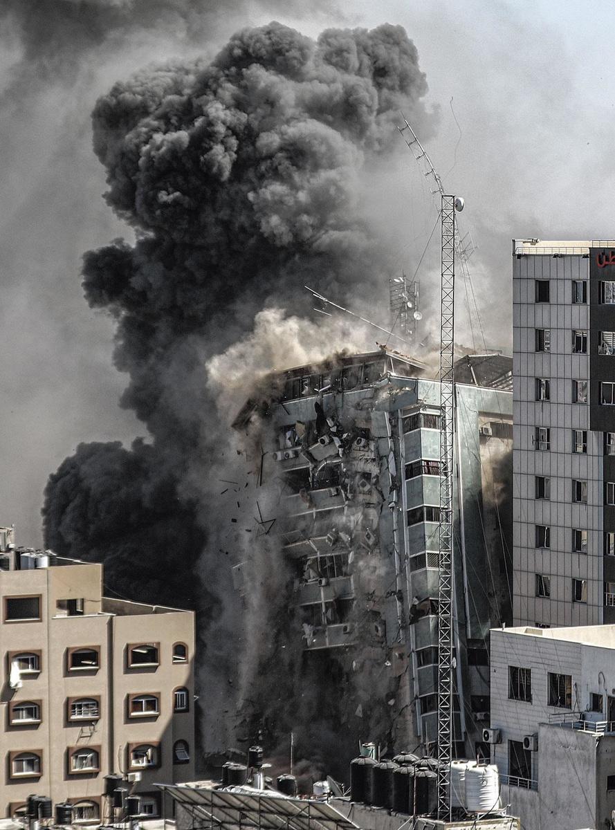 La destruction du bâtiment abritant Al-Jazeera à Gaza témoigne, pour Didier Leroy, du moindre souci affiché par l'armée israélienne d'atteindre chirurgicalement ses cibles.