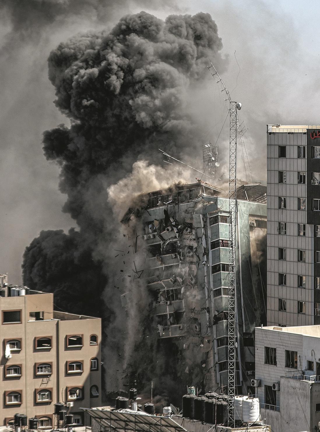La destruction du bâtiment abritant Al-Jazeera à Gaza témoigne, pour Didier Leroy, du moindre souci affiché par l'armée israélienne d'atteindre chirurgicalement ses cibles.