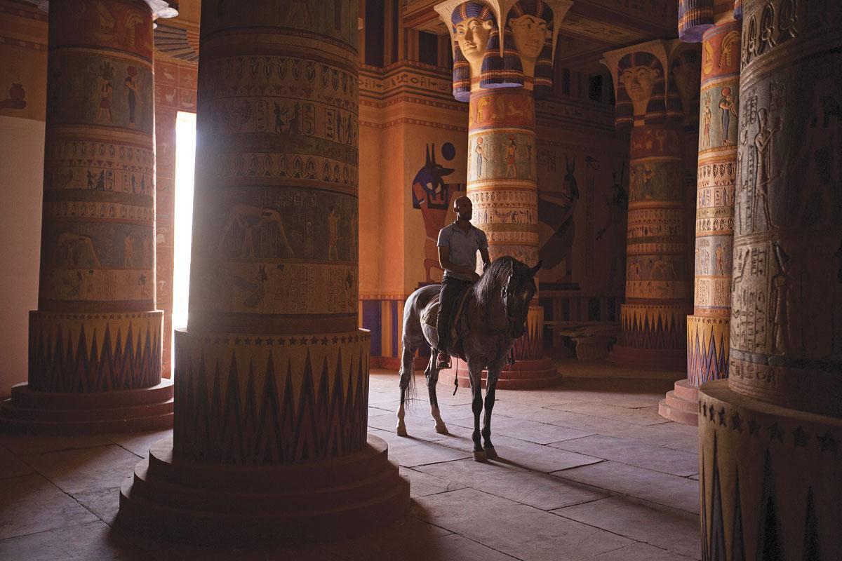 A l' Atlas studio, la reconstitution d'un temple antique surgit du désert. Noureddine Iken, passionné d'équitation, s'est spécialisé dans les scènes de combats à cheval.