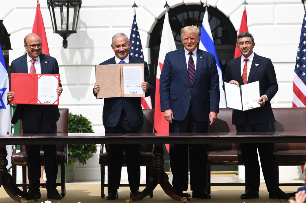 Israël, Emirats et Bahreïn signent des accords historiques sous l'égide de Trump