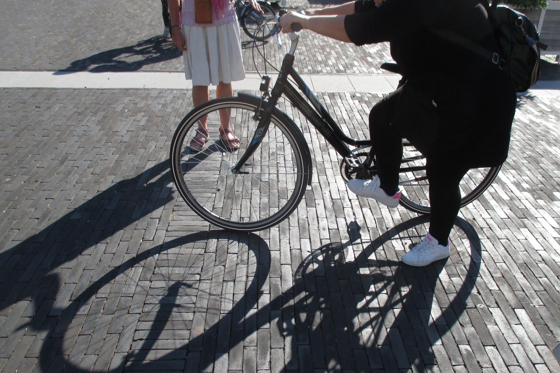 L'exercice de faire de la trottinette avec le vélo, puis de l'enjamber, semble difficile pour plus d'une participante.