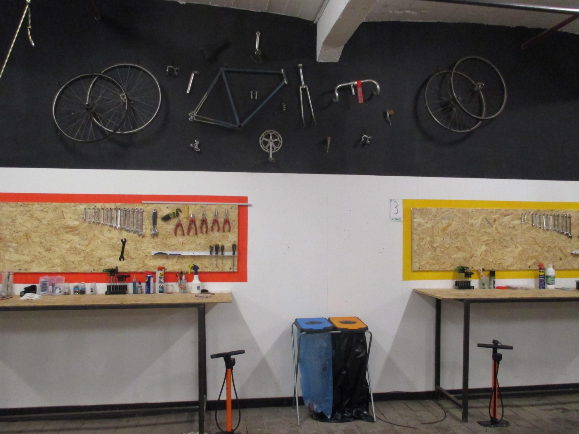 Dans l'Atelier Vélo, les mécaniciens en herbe peuvent réparer eux même leur bicyclette.