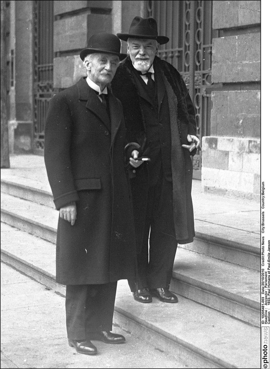 Paul-Emile Janson et Paul Hymans, ici en 1933, siègeront plusieurs fois dans le même gouverment. La carrière politique des libéraux avait commencé... avant leur naissance, lorsque leurs pères dominaient le libéralisme bruxellois.